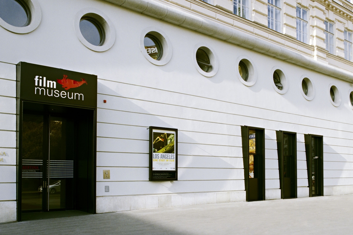 eingang des Filmmuseums von Draußen