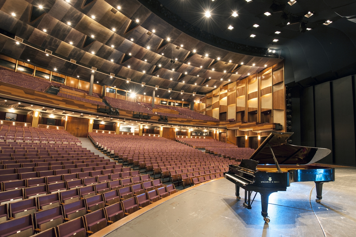 Bühne mit Flügel im großen Festspielhaus Salzburg