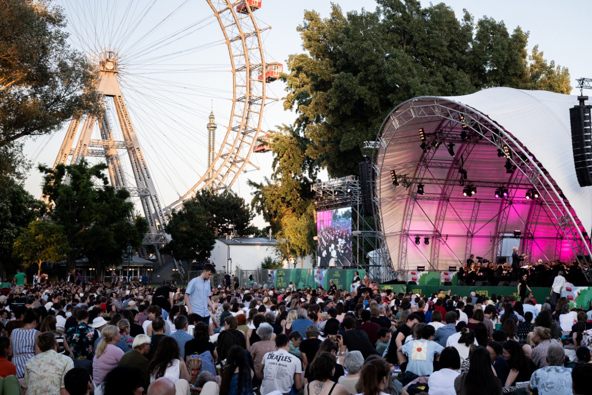 Riesenrad, Publikum und Bühne beim Prater-Picknick