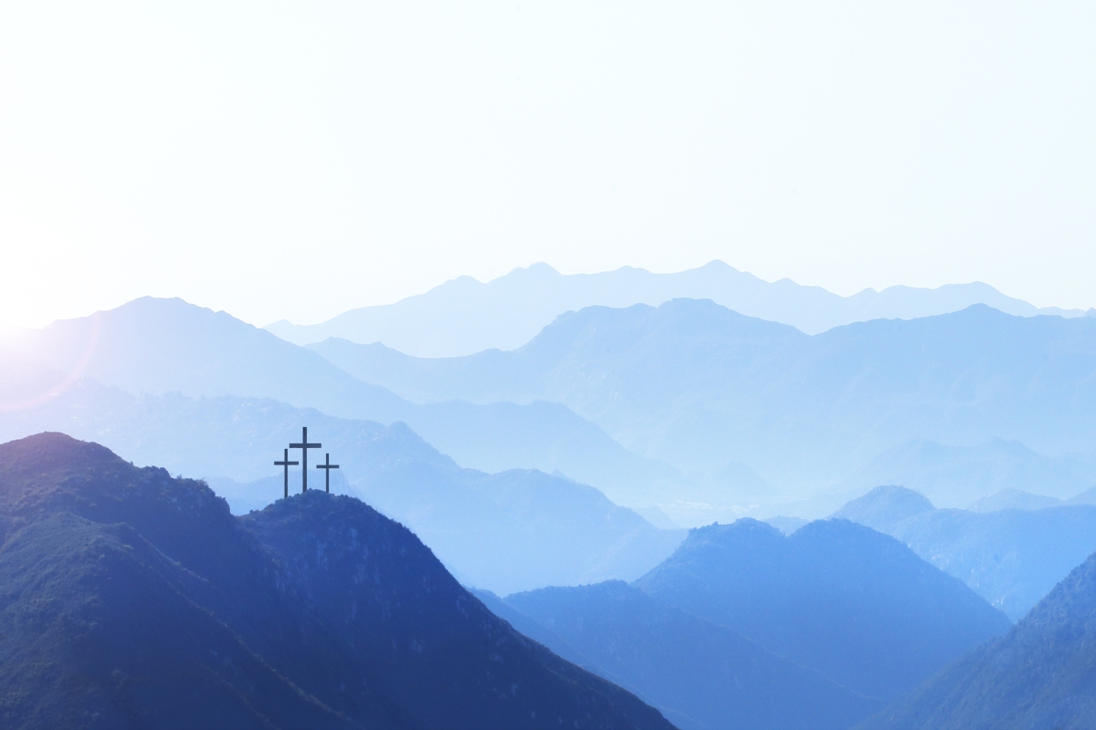 Berge in blauem Licht, 3 kreuze auf einem der Berge