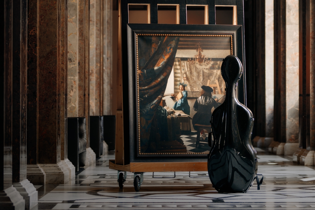 Cellokoffer und Gemälde im Museum