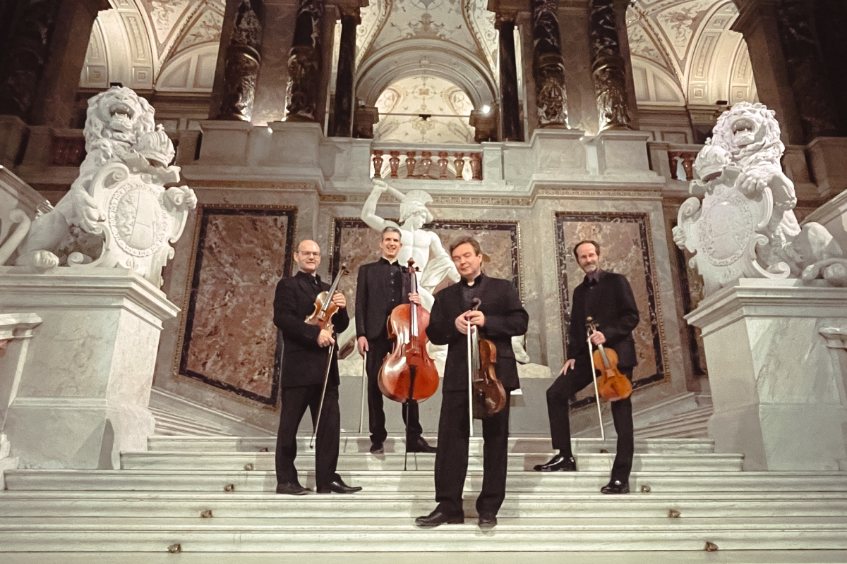 Das Arioso Quartett auf den Stufen des Kunsthistorischen Museums