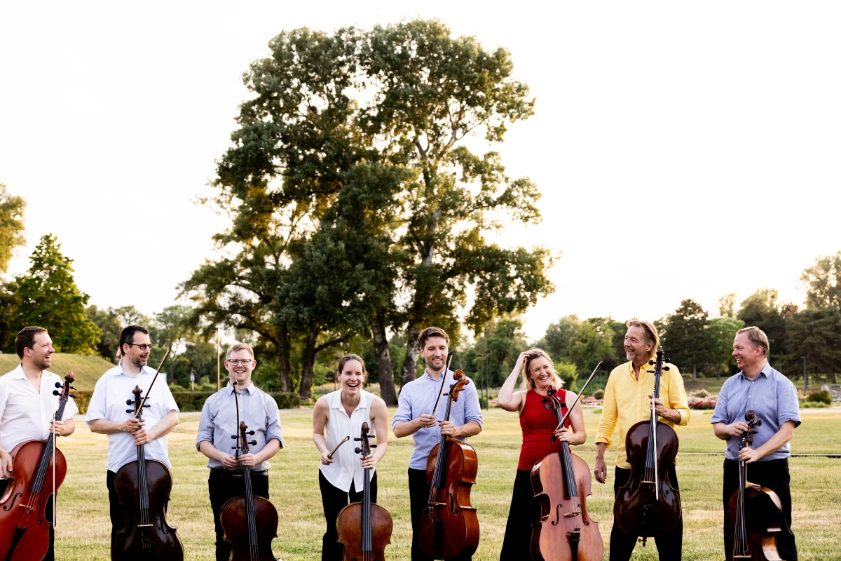 Gruppenfoto der Acht Cellisten beim Wir sind Wien Festival 2022