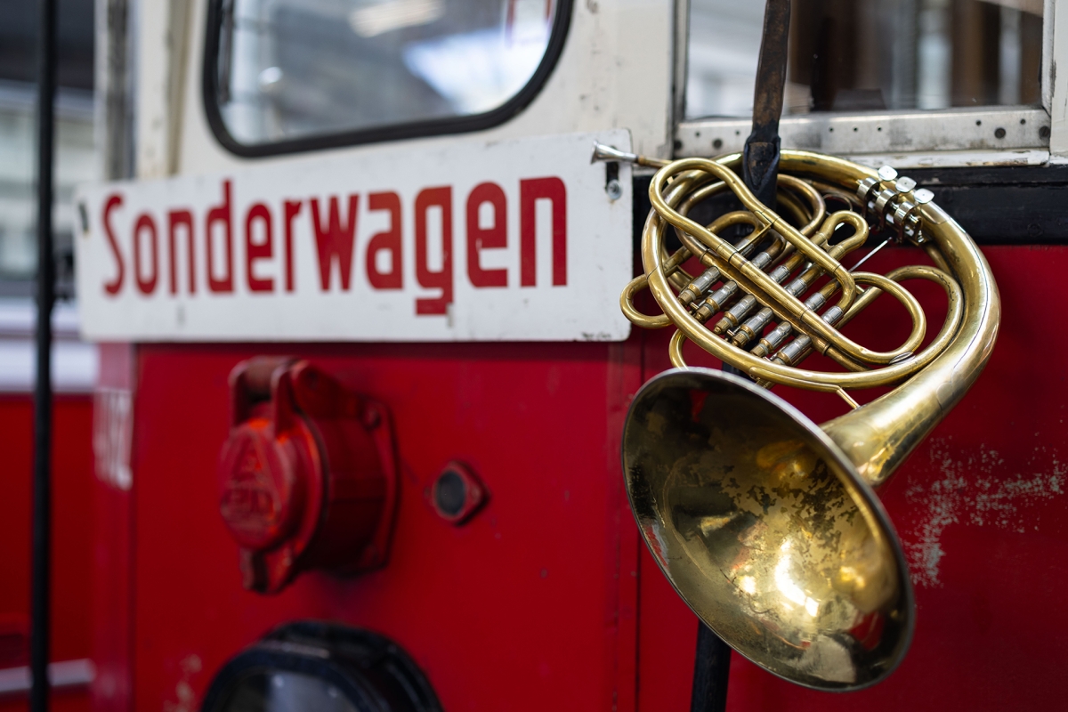 Horn hängt auf einer alten Wiener Straßenbahn