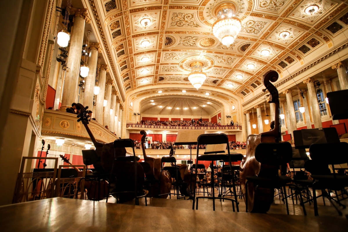 Bühne mit Instrumenten vor MusikerInnen Auftritt