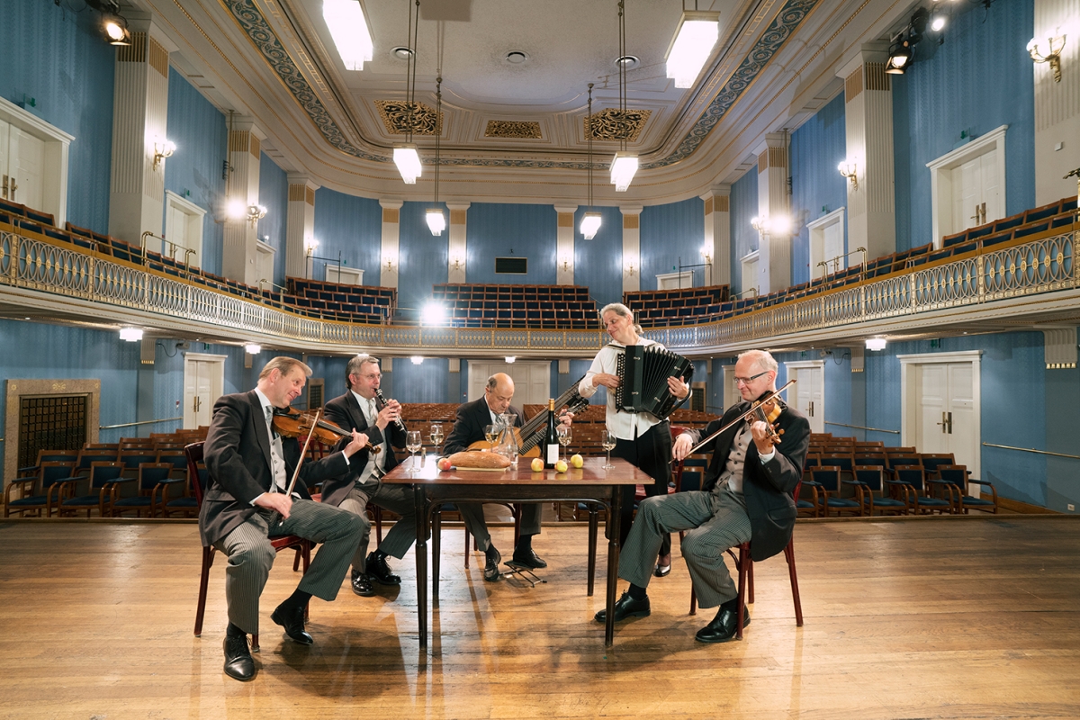 Gruppenfoto des Symphonischen Schrammelquintett Wien