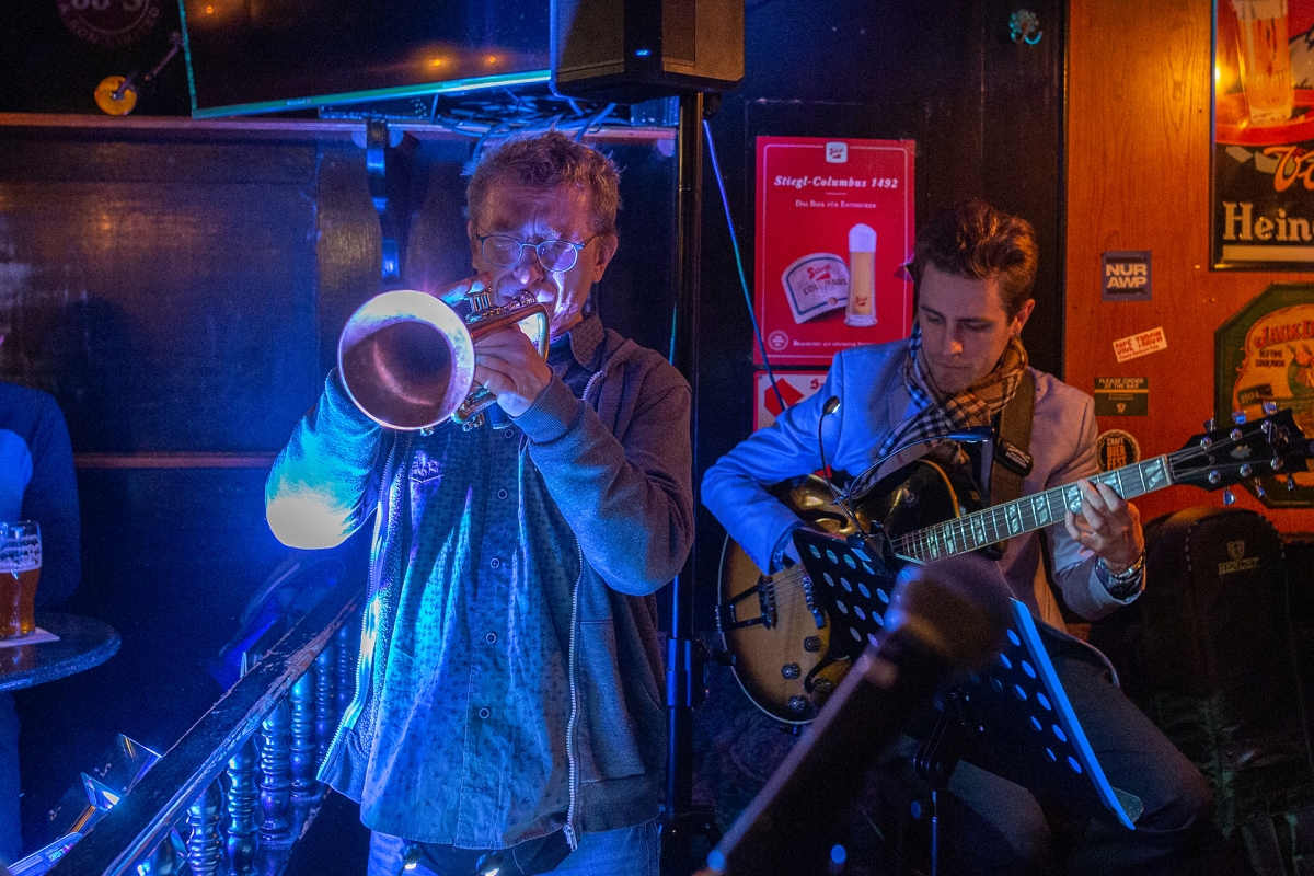 Trompeter und Gitarrist im Pub 