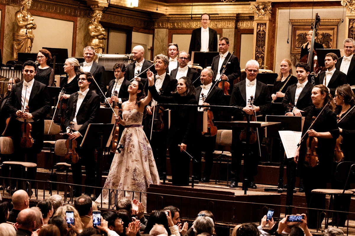 Dirigentin, Violinistin und Orchester beim Verbeugen