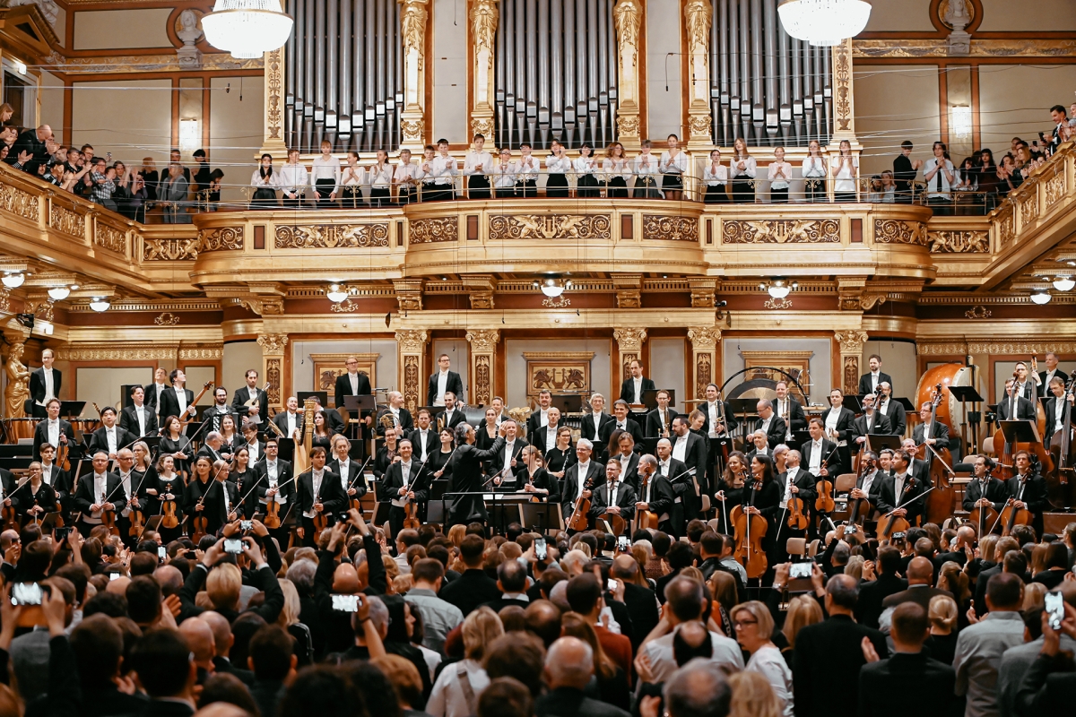 Symphoniker auf der Bühne im Musikverein mit Alexandre Desplat