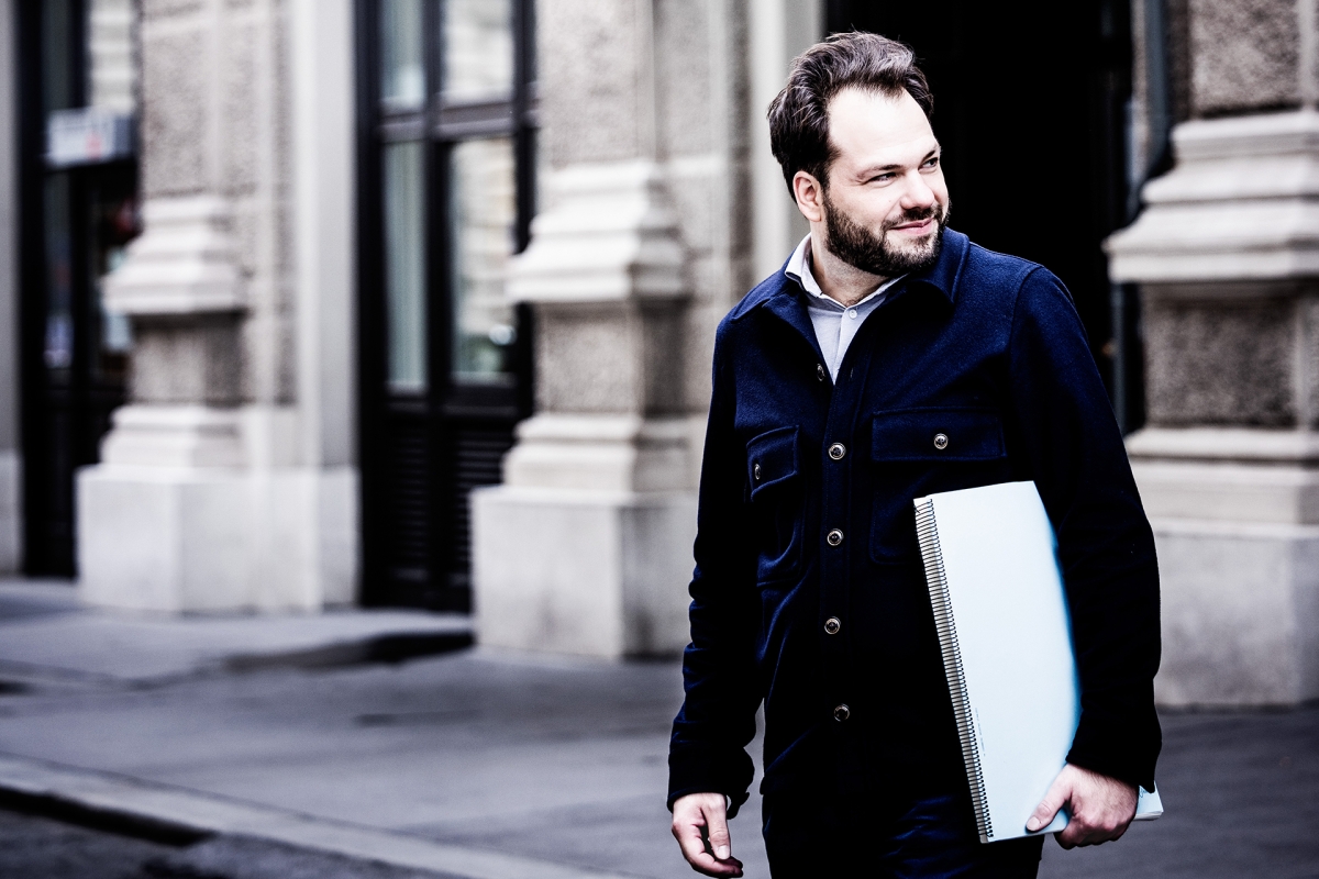 Petr Popelka mit einer Partitur unter dem Arm