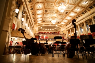 Foto eines Konzertsaales mit blick auf das Publikum, im Vordergrund Instrumente