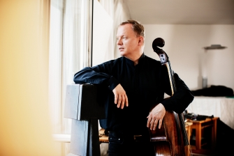 Foto von Christoph Stradner mit einem Violoncello