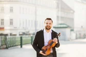 Foto von Dalibor Karvay an einem Streichinstrument in der Hand