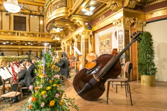 Kontrabass und Blumen im Großen Saal des Musikverein Wien