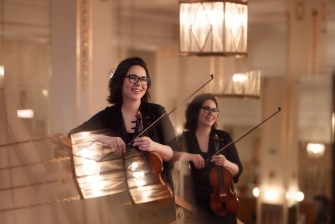 Violinistin mit Spiegeleffekten