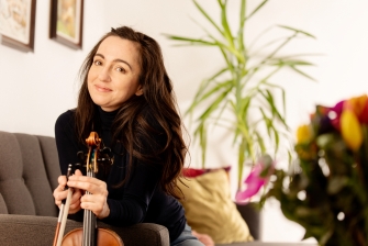 Bild von Elena Kodin mit einer Violine