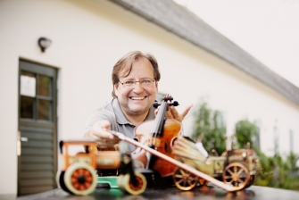 Foto von Franz Fischer mit einer Violine