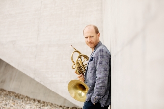 Foto von Gergely Sugar mit einem Horn