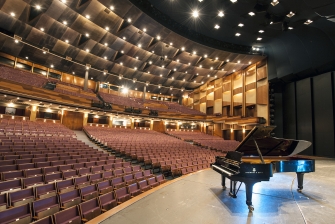 Bühne mit Flügel im großen Festspielhaus Salzburg