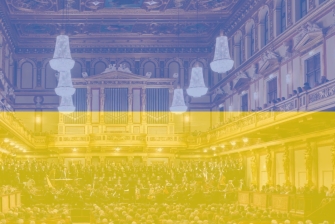 Foto einer Konzerthalle, drüber gelegt sind die Farben Blau und Gelb der ukrainischen Flagge