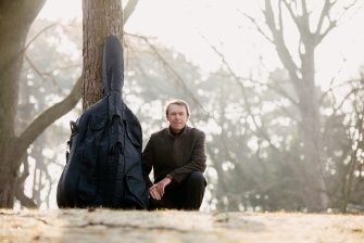 Foto von Helmut Stockhammer mit einem Kontrabass