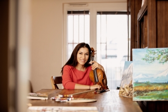 Foto von Mariam Margaryan-Petkova mit einer Violine