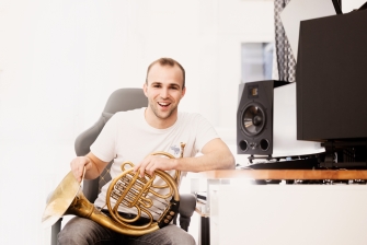 Foto von Michael Stückler mit einem Horn