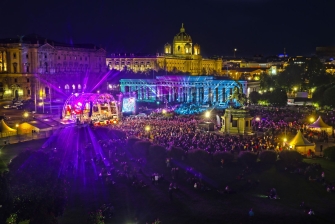 Foto eines Konzertes mit Licht Show bei Nacht