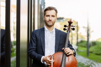 Foto von Primoz Zalaznik mit einem Cello