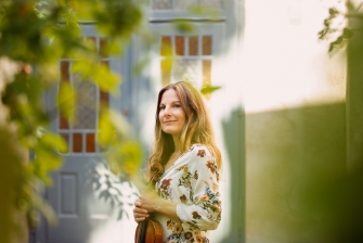 Foto von Renate Turon mit einer Violine