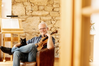 Foto von Roman Bernhart mit einer Violine