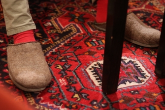 Hausschuhe auf einem Roten Teppich mit Muster