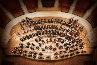 Orchester im Konzertsaal aus der Vogelperspektive