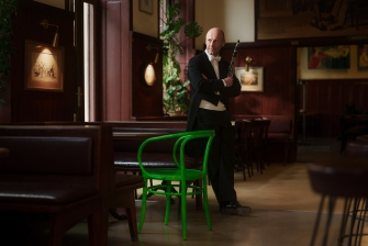 Klarinettist und Grüner Stuhl im Wiener Café