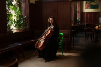 Cellistin in einem Wiener Café