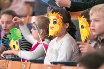 Kinder mit Tiermasken im Konzerthaus