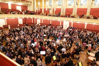 Publikum und Orchester sitzt gemischt im Großen Konzerthaussaal