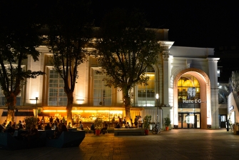 MuseumsQuartier Eingang der Halle E bei Nacht