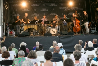 Publikum vor einer Open Air-Bühne