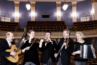 Fünf Musiker:innen des Schrammelquintetts mit ihren Instrumenten