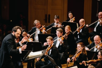 Petr Popelka dirgierend