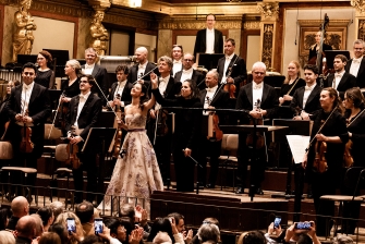 Dirigentin, Violinistin und Orchester beim Verbeugen