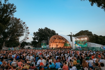 Publikum vor einer Open Air-Bühne