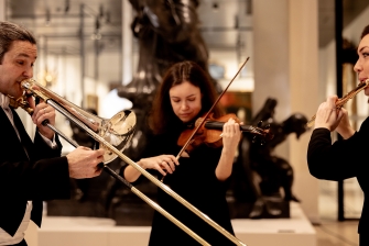 Drei Musiker:innen im Wien Museum
