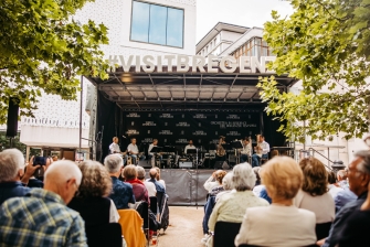 Publikum vor einer Open Air-Bühne