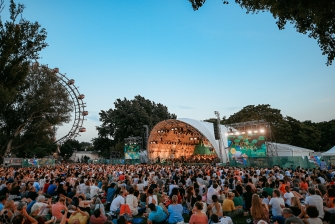 Open-Air-Bühne neben dem Riesenrad mit viel Publikum