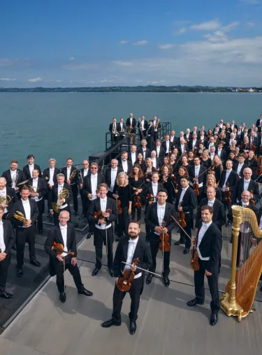 Orchestermusiker auf dem Steg am Bodensee