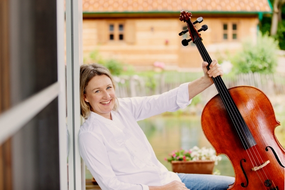 Foto von Alexandra Ströcker mit einem Cello
