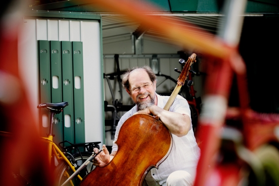 Foto von Andreas Pokorny mit einem Cello