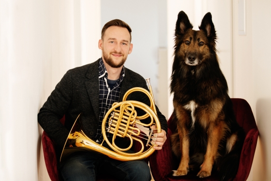 Foto von Armin Berger mit einem Horn und einem Hund